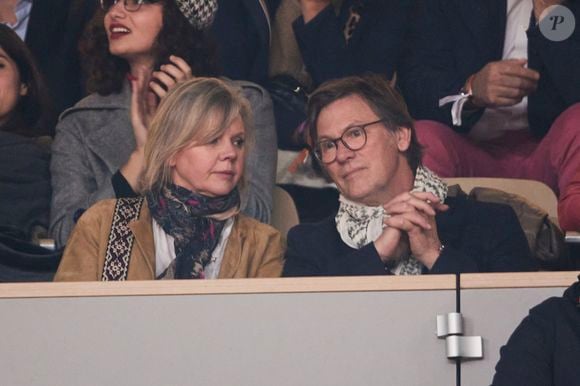 Et à toute la famille de passer des moments paisibles.

Laurent Romejko et są femme Sylvie Bazyn dans les tribunes des Internationaux de France de tennis de Roland Garros 2024 à Paris, France, le 1er juin 2024. © Jacovides-Moreau/Bestimage