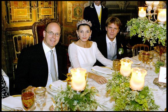 Leur relation remonte à l’enfance et inclut des moments forts, comme la rencontre entre Emmanuel-Philibert et Clotilde Courau, orchestrée par Albert lui-même.

Le prince Albert de Monaco, Clotilde Courau, et le prince Emmanuel Philibert de Savoie à la soirée de mariage au Palais Ruspoli. Photo par AGENCE / BESTIMAGE