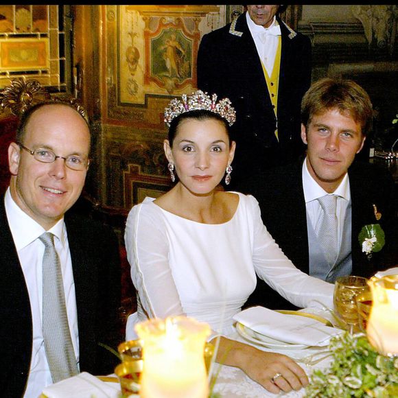 Leur relation remonte à l’enfance et inclut des moments forts, comme la rencontre entre Emmanuel-Philibert et Clotilde Courau, orchestrée par Albert lui-même.

Le prince Albert de Monaco, Clotilde Courau, et le prince Emmanuel Philibert de Savoie à la soirée de mariage au Palais Ruspoli. Photo par AGENCE / BESTIMAGE