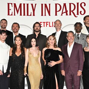 Deux nouvelles destinations sont annoncées : Monaco et la Grèce.

Flavio Furno, Raoul Bova, William Abadie, Lucas Bravo, Bruno Gouery, Samuel Arnold, Arnaud Binard, Kevin Dias, Eugenio Franceschini, Paul Forman, Ashley Park, Lily Collins, Philippine Leroy-Beaulieu, Camille Razat (bijoux Messika) - Première de la quatrième saison de la série '"Emily In Paris" à Rome.
Crédit : SGP / BESTIMAGE