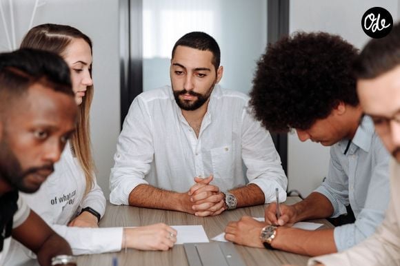 L’enthousiasme peut également expliquer les interruptions : certaines personnes veulent simplement participer et rebondir sur la conversation.

Pexels