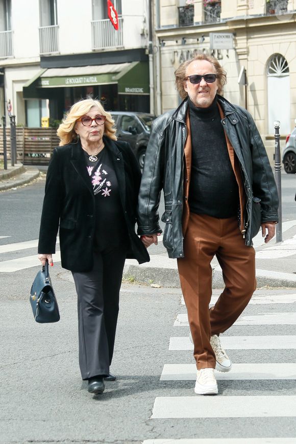 Nicoletta et son mari Jean-Christophe aux arrivées aux obsèques du producteur Humbert Ibach (Mémé Ibach), figure du disque et de la TV des années 70/90, en l’église Notre Dame d’Auteuil à Paris, France, le 12 mai 2025. © Christophe Clovis/Bestimage
