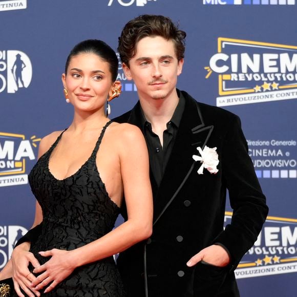 Kylie Jenner et Timothée Chalamet portaient tous les deux des habits de couleur noir

Timothée Chalamet et sa compagne Kylie Jenner à la cérémonie David di Donatello Awards  à Rome, le 7 mai 2025. Zuma Press / Bestimage