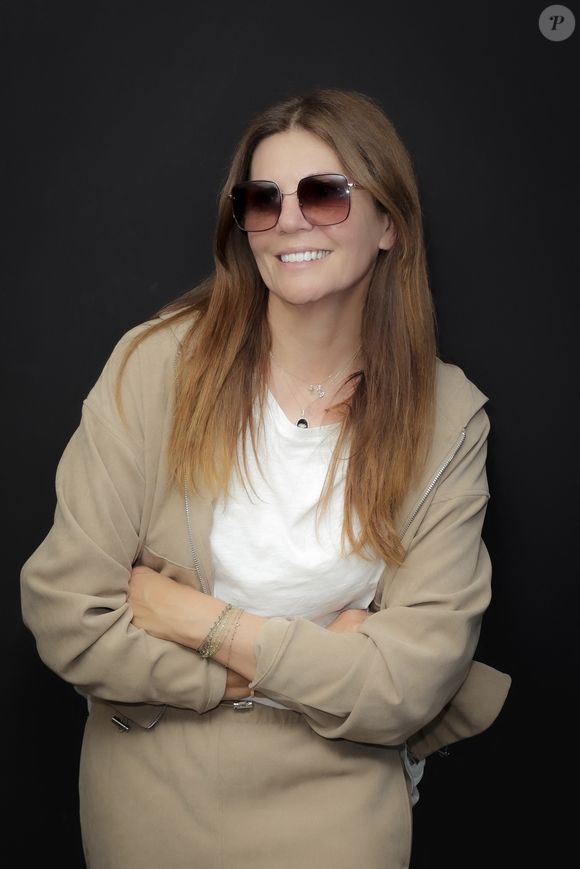 Gêné, le maquilleur a tenté de se rattraper : "mais non mais c'est une forme". 

Exclusif - Veronika Loubry - Enregistrement de l'émission "15h-16h30", présentée par C.S.Cohen et diffusée en direct sur Radio J.
© Jack Tribeca / Bestimage