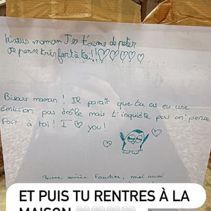 Faustine Bollaert réconfortée par ses enfants Abbie et Peter.