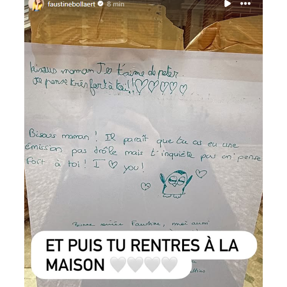 Faustine Bollaert réconfortée par ses enfants Abbie et Peter.