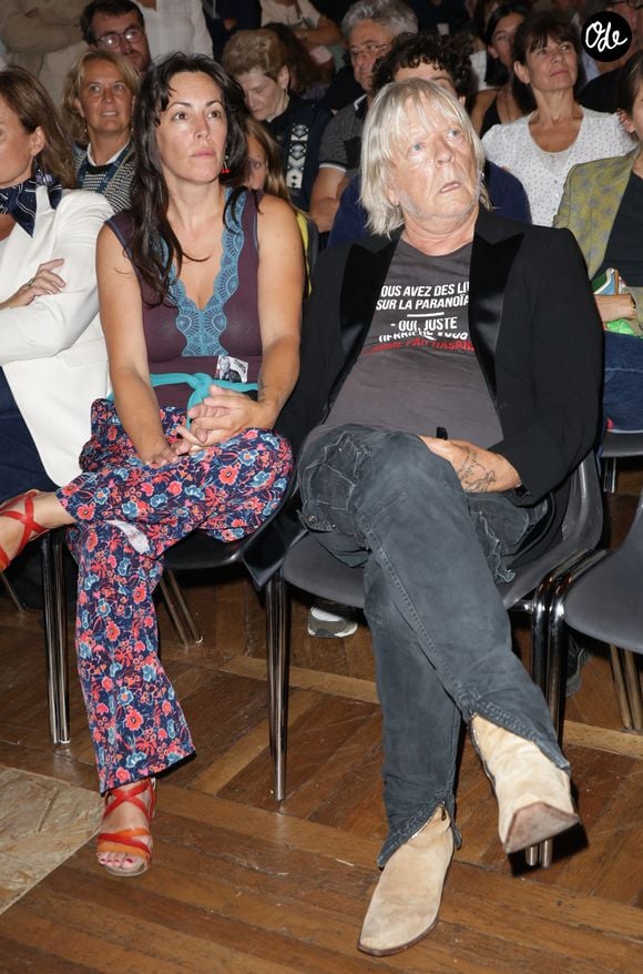 Le chanteur Renaud (Renaud Séchan) et sa femme Cerise - Les amis musiciens de Renaud ont donné un concert à la Mairie du 13ème à Paris le 5 septembre 2024, en hommage au chanteur et à l'occasion de l'exposition "Renaud, Des mots et des images" et de la sortie d'un recueil regroupant des œuvres d'artistes contemporains illustrant ses chansons par vingt artistes © Coadic Guirec/Bestimage