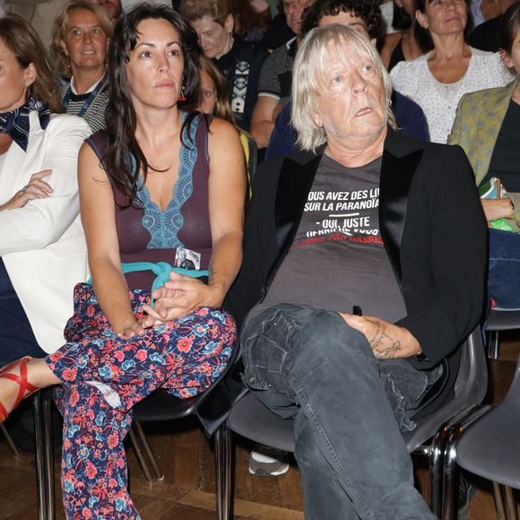 Le chanteur Renaud (Renaud Séchan) et sa femme Cerise - Les amis musiciens de Renaud ont donné un concert à la Mairie du 13ème à Paris le 5 septembre 2024, en hommage au chanteur et à l'occasion de l'exposition "Renaud, Des mots et des images" et de la sortie d'un recueil regroupant des œuvres d'artistes contemporains illustrant ses chansons par vingt artistes © Coadic Guirec/Bestimage