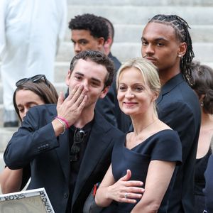 Gaston Ardisson, Audrey Crespo-Mara et son fils Sékou - Sorties des obsèques de Thierry Ardisson en l'église Saint-Roch de Paris, France, le 17 juillet 2025. © Clovis-Jacovides/Bestimage