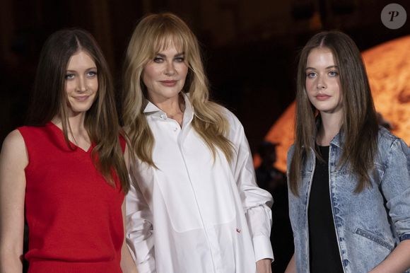 Cette apparition, ensemble, à l'un des événements les plus courus de la Fashion Week est-elle une façon, pour Nicole Kidman, d'introniser Sunday Rose et Faith Margaret dans le milieu de la mode ? L'avenir le dira.

Sunday Rose Kidman Urban, Nicole Kidman, Faith Margaret Kidman-Urban – Photo Call  du Défilé de mode Chanel Collection Printemps-Été 2026 dans le cadre de la Fashion Week de Paris, France, le 6 octobre 2025. © Olivier Borde / Bestimage