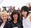 Mais ce n'est malheureusement pas l'émouvante histoire de ces deux femmes qui a agité les réseaux sociaux, ces derniers jours...
Clémentine Autain, Romane Bohringer, Eve Yelmani au photocall de "Dites-lui que je l'aime" (Séance spéciale) lors du 78ème Festival International du Film de Cannes, le 19 mai 2025. © Jacovides / Moreau / Bestimage