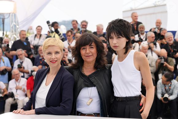 Mais ce n'est malheureusement pas l'émouvante histoire de ces deux femmes qui a agité les réseaux sociaux, ces derniers jours...

Clémentine Autain, Romane Bohringer, Eve Yelmani au photocall de "Dites-lui que je l'aime" (Séance spéciale) lors du 78ème Festival International du Film de Cannes, le 19 mai 2025. © Jacovides / Moreau / Bestimage