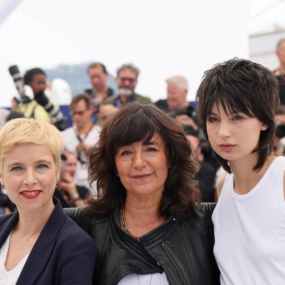 Mais ce n'est malheureusement pas l'émouvante histoire de ces deux femmes qui a agité les réseaux sociaux, ces derniers jours...

Clémentine Autain, Romane Bohringer, Eve Yelmani au photocall de "Dites-lui que je l'aime" (Séance spéciale) lors du 78ème Festival International du Film de Cannes, le 19 mai 2025. © Jacovides / Moreau / Bestimage