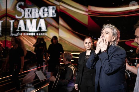 Exclusif - Serge Lama et Luana en backstage de l'enregistrement de l'émission "Serge Lama, le dernier rappel" présentée par F. Bollaert, diffusée le vendredi 21 novembre 2025 sur France 3 à 21h10, au théâtre Marigny à Paris, France, le 29 avril 2025. © Clovis-Moreau/Bestimage