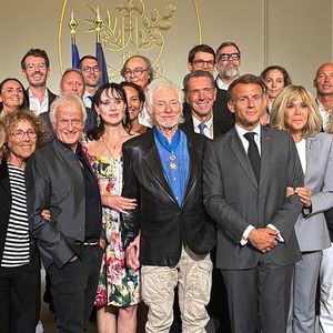 Plusieurs proches du chanteur étaient également présents, dont Dave et son mari Patrick Loiseau, pour assister à cette nouvelle reconnaissance d'une carrière longue de plus de six décennies.

Damien Nougarède, Mireille Dumas, Dave, Hugues Aufray et sa femme Murielle, Emmanuel et Brigitte Macron - Hugues Aufray (97 ans) a été élevé au rang de commandeur de l'ordre national du Mérite par Emmanuel Macron au palais de l’Elysée à Paris le 15 septembre 2026.