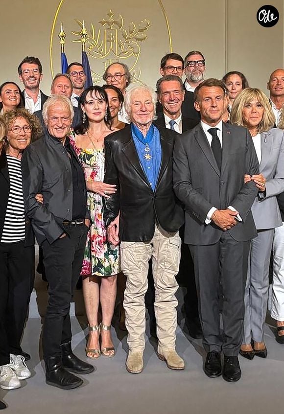 Plusieurs proches du chanteur étaient également présents, dont Dave et son mari Patrick Loiseau, pour assister à cette nouvelle reconnaissance d'une carrière longue de plus de six décennies.

Damien Nougarède, Mireille Dumas, Dave, Hugues Aufray et sa femme Murielle, Emmanuel et Brigitte Macron - Hugues Aufray (97 ans) a été élevé au rang de commandeur de l'ordre national du Mérite par Emmanuel Macron au palais de l’Elysée à Paris le 15 septembre 2026.