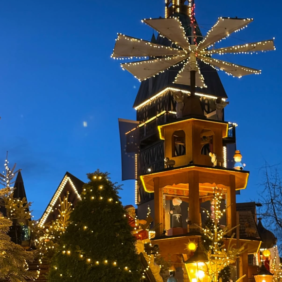 En effet, l'animatrice s'est offert une petite virée en Allemagne, direction Europa Park.

Faustine Bollaert a Europa Park, en Allemagne, avec son fils Peter.