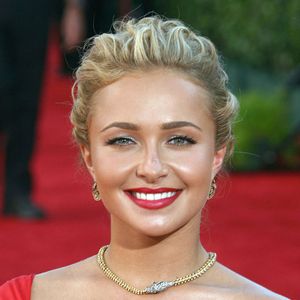 Victime d'une dépression post-partum qui a duré deux ans, la comédienne était devenue addict aux drogues et à l'alcool

Los Angeles - L'actrice Hayden Panettiere est tragiquement décédée à l'âge de 36 ans. La vedette, surtout connue pour ses rôles marquants dans les séries télévisées à succès Heroes et Nashville s'est éteinte le dimanche 16 août 2026.
Crédit : Backgrid USA / Bestimage