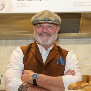 Pas besoin de casser la tirelire non plus pour s'offrir les petits plats de Philippe Etchebest. Une formule complète est proposée à moins de 20 euros ! C'est ce qu'on appelle rendre la haute gastronomie enfin accessible à tous.

Exclusif - Le chef Philippe Etchebest - Le chef Philippe Etchebest ouvre son restaurant éphémère "Signature" du 9 au 30 octobre au 25 rue Sedaine à Paris dans le 11ème arrondissement le 8 octobre 2025. © Jean-Marc Lhomer/Bestimage