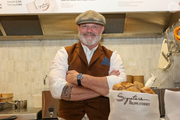 Pas besoin de casser la tirelire non plus pour s'offrir les petits plats de Philippe Etchebest. Une formule complète est proposée à moins de 20 euros ! C'est ce qu'on appelle rendre la haute gastronomie enfin accessible à tous.

Exclusif - Le chef Philippe Etchebest - Le chef Philippe Etchebest ouvre son restaurant éphémère "Signature" du 9 au 30 octobre au 25 rue Sedaine à Paris dans le 11ème arrondissement le 8 octobre 2025. © Jean-Marc Lhomer/Bestimage