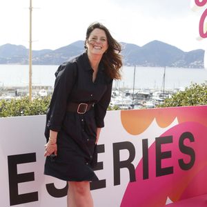 Anne Décis au photocall de la série "Plus belle la vie" lors de la 5ème saison du festival International des Séries "Canneseries" à Cannes, France, le 2 avril 2022. © Denis Guignebourg/Bestimage