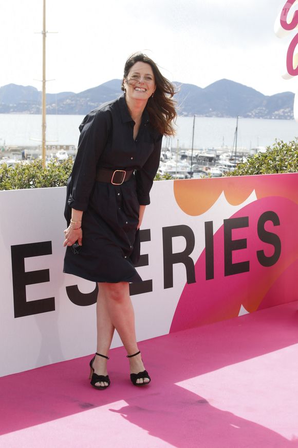 Anne Décis au photocall de la série "Plus belle la vie" lors de la 5ème saison du festival International des Séries "Canneseries" à Cannes, France, le 2 avril 2022. © Denis Guignebourg/Bestimage