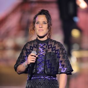 Ainsi selon nos confrères, "en 2021 elle a épousé son coach sportif, d’origine mauricienne. Ce soir-là, au Petit Olympia, ils portent tous les deux le même bijou, un piment doré". 

Exclusif - La chanteuse Zaz - Enregistrement de l'émission TV "La Chanson Secrète 2"
© Gaffiot-Perusseau / Bestimage