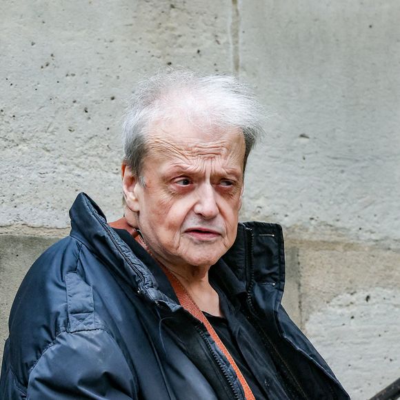 Ce jeudi, Guy Carlier célèbre ses 76 ans.

Guy Carlier - Arrivées aux obsèques de C.Laborde en l’église Saint-Roch à Paris, 
© Jacovides - Moreau / Bestimage