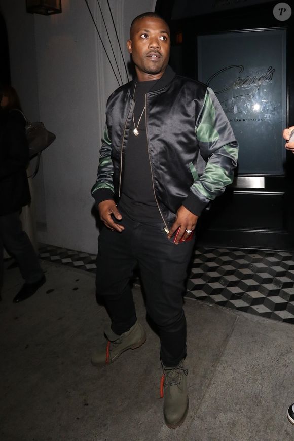 Le chanteur Ray J sort d'un dîner chez Craig à West Hollywood le 7 novembre 2018.
