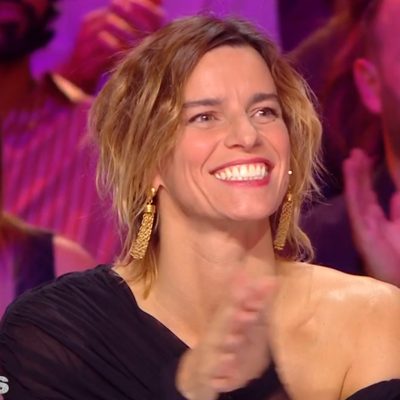Fauve Hautot, qui avait pour mission de noter les prestations des cinq candidats restants dans "Danse avec les stars " ce vendredi, n'est plus un coeur à prendre

Fauve Hautot (Danse avec les stars ) : Apparition surprise de son compagnon Romain, lui aussi très talentueux, capture d'écran TF1