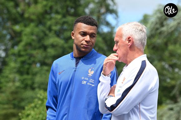 Kylian Mbappé et le sélectionneur français Didier Deschamps - Le président français et la Première dame visitent le Centre national du football à Clairefontaine, près de Paris, en France, le 2 juin 2026. © Jeanne Accorsini/Pool/Bestimage