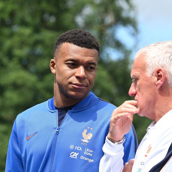 Kylian Mbappé et le sélectionneur français Didier Deschamps - Le président français et la Première dame visitent le Centre national du football à Clairefontaine, près de Paris, en France, le 2 juin 2026. © Jeanne Accorsini/Pool/Bestimage