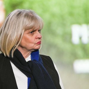 Isabelle Nanty doit être arrêtée pendant au moins deux mois. Un coup dur pour l'équipe du tournage.

Isabelle Nanty lors de la première du film "God Save the Tuche" en Belgique, le 24 janvier 2025. 

Photo : Frederic Andrieu / Agencepeps / Content Curation / ABACAPRESS.COM