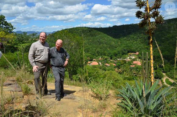 Le photographe Sebastiao Salgado reçoit le prince Albert de Monaco dans sa propriété de Fazenda Bulcao, situé dans la vallée de Rio Dulce dans le Minas Gerais au Bresil, le 13 février 2013. Il lui fait visiter sa fondation "O Instituto Terra", l'ONG la plus importante en matière de reforestation au Brésil. © Frédéric Nebinger/Saussier/Bestimage