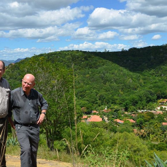 Le photographe Sebastiao Salgado reçoit le prince Albert de Monaco dans sa propriété de Fazenda Bulcao, situé dans la vallée de Rio Dulce dans le Minas Gerais au Bresil, le 13 février 2013. Il lui fait visiter sa fondation "O Instituto Terra", l'ONG la plus importante en matière de reforestation au Brésil. © Frédéric Nebinger/Saussier/Bestimage
