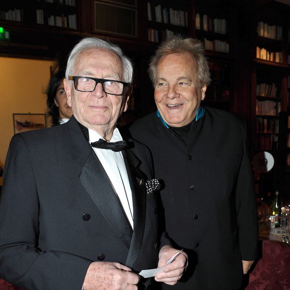 Pierre Cardin et Massimo Gargia assistent au Bal de Paris à l'Automobile Club de France à Paris, France, le 06 décembre 2008. Photo de Giancarlo Gorassini/ABACAPRESS.COM