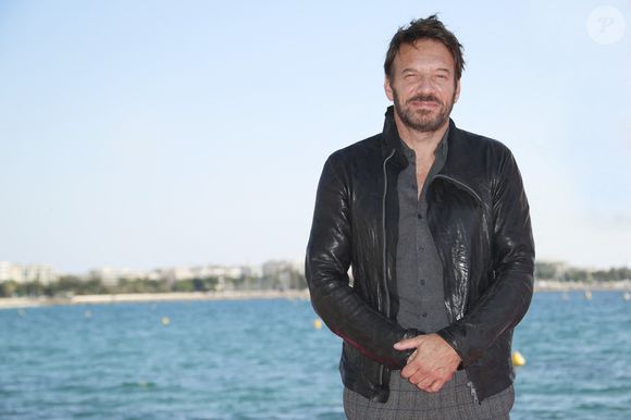 Samuel Le Bihan de la série "ALEX HUGO" sur le ponton de l'hôtel Barrière Le Majestic lors de la 4ème édition de Canneseries au Palais des Festivals à Cannes le 13 octobre 2021.

© Christophe Aubert via Bestimage