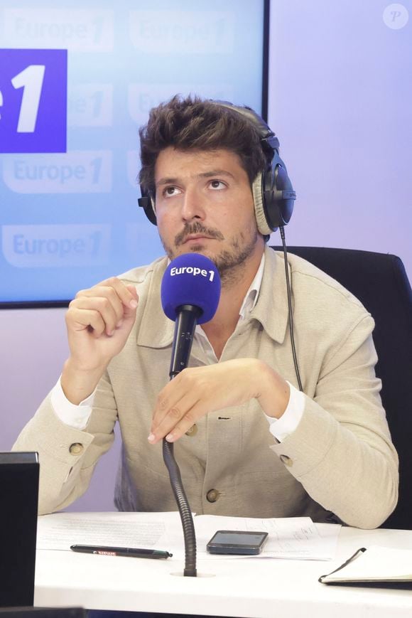 Exclusif - Eliot Deval sur le plateau de l'émission "On marche sur la tête", diffusée en direct sur Europe 1. Le 26 août 2024
© Jack Tribeca / Bestimage