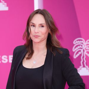 “Je n’avais pas le droit de m’approcher des fourneaux. C’est quand même dingue ! Depuis le temps que je demandais aux auteurs d’aller en cuisine… Je suis vraiment gâtée ! D’autant plus que j’ai appris tardivement qu’on allait avoir Anne-Sophie Pic sur le plateau !”, a-t-elle déclaré.
Vanessa Demouy - Soirée d'ouverture de la 7ème saison de "CanneSeries" à Cannes le 5 avril 2024. © Denis Guignebourg/Bestimage