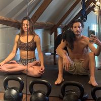 Pierre Niney et Natasha Andrews ont investi une bâtisse du XVe siècle : ils vivent avec des ânes dans leur maison !