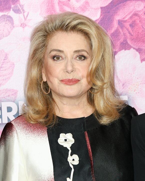 "Je suis rentrée, je l'ai regardée, j'ai vu que c'était fini. J'ai appelé l'ambulance, ils l'ont emmenée, elle est morte en arrivant à l'hôpital."

Catherine Deneuve - Avant-première du film "Bernadette" au cinéma "UGC Normandie" à Paris. Le 13 septembre 2023 © Coadic Guirec / Bestimage