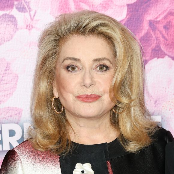 "Je suis rentrée, je l'ai regardée, j'ai vu que c'était fini. J'ai appelé l'ambulance, ils l'ont emmenée, elle est morte en arrivant à l'hôpital."

Catherine Deneuve - Avant-première du film "Bernadette" au cinéma "UGC Normandie" à Paris. Le 13 septembre 2023 © Coadic Guirec / Bestimage