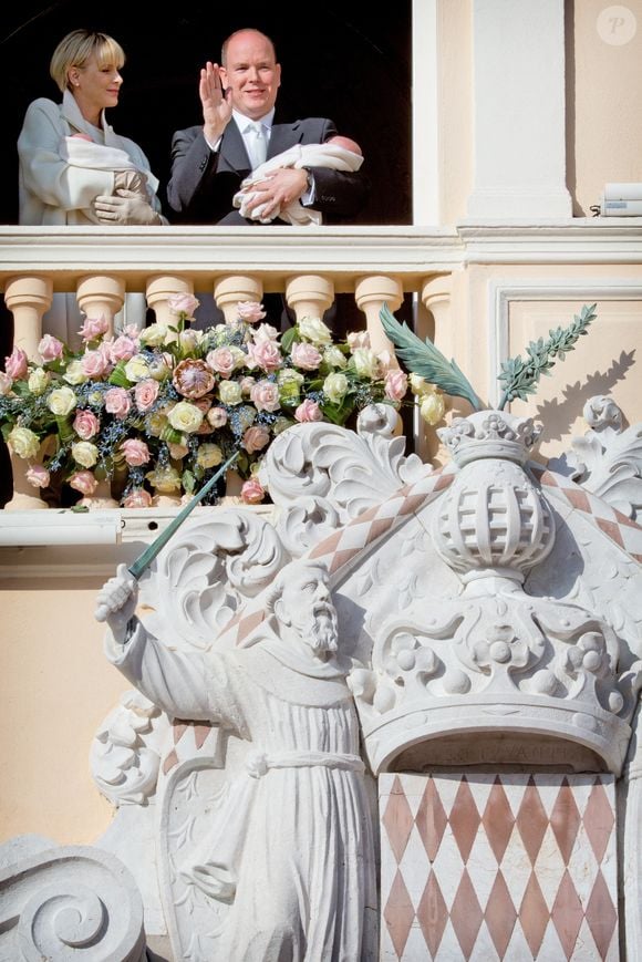 Le prince Albert et la princesse Charlène de Monaco présentent leurs jumeaux, la princesse Gabriella et le prince Jacques, au public monégasque sur le balcon du Palais princier à Monte-Carlo, Monaco, le 7 janvier 2015. Photo Patrick Van Katwijk/DPA/ABACAPRESS.COM - Point De Vue Out