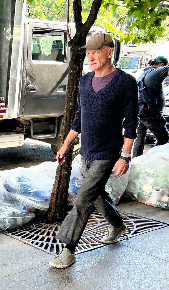 La raison ? Il doit encore assurer des rentrées d’argent !

New York, États-Unis – La légende du rock Sting, chanteur emblématique du groupe The Police, a été aperçu lors d’une promenade dans Central Park, à Manhattan le 3 septembre 2025. © Backgrid USA / Bestimage