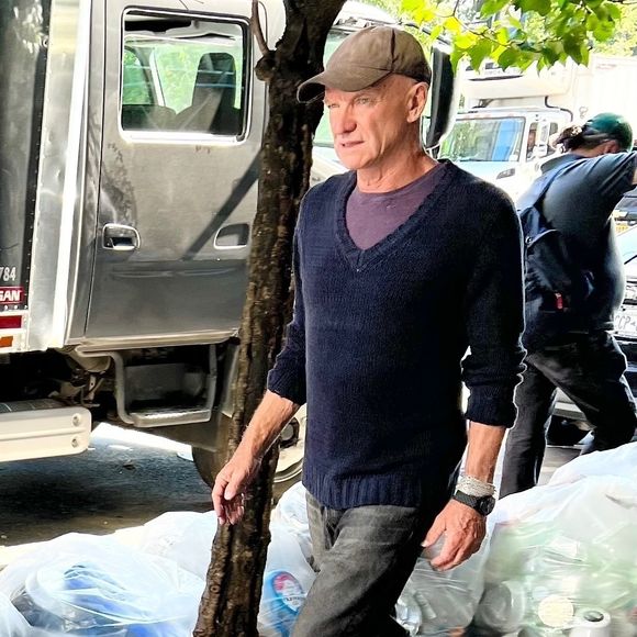 La raison ? Il doit encore assurer des rentrées d’argent !

New York, États-Unis – La légende du rock Sting, chanteur emblématique du groupe The Police, a été aperçu lors d’une promenade dans Central Park, à Manhattan le 3 septembre 2025. © Backgrid USA / Bestimage