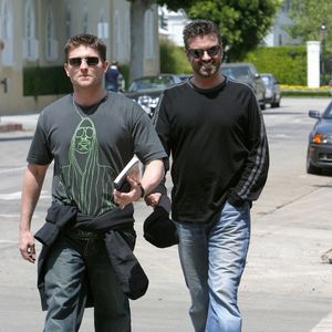 La pop star britannique George Michael et son ex partenaire Kenny Goss dans une rue de Californie, 21 mai 2004. Photo : Pacific Coast News/Abaca