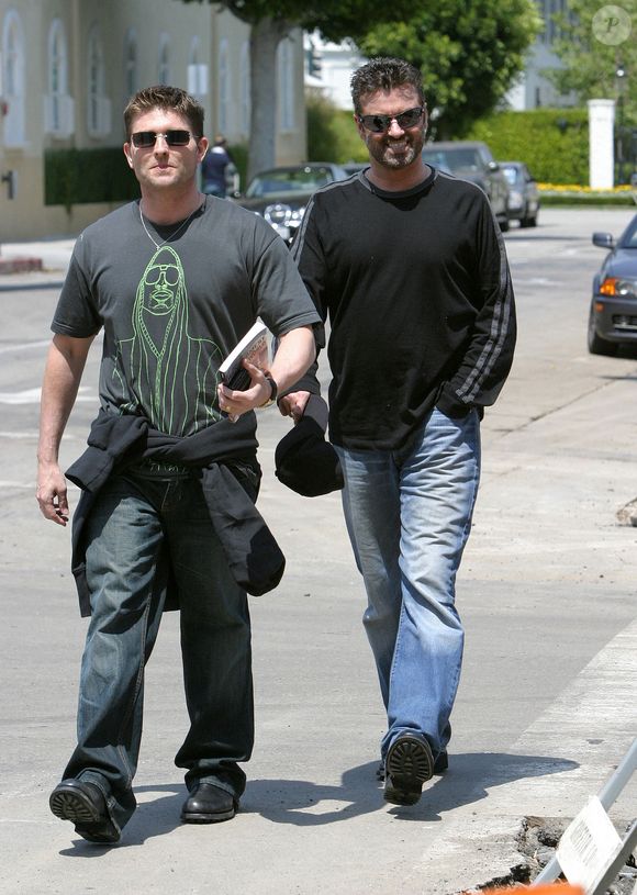 La pop star britannique George Michael et son ex partenaire Kenny Goss dans une rue de Californie, 21 mai 2004. Photo : Pacific Coast News/Abaca