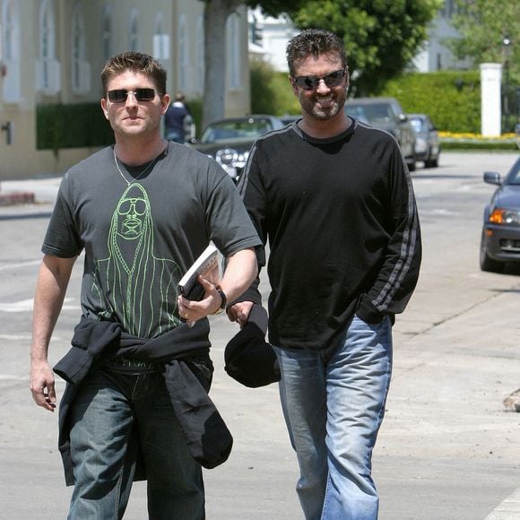 La pop star britannique George Michael et son ex partenaire Kenny Goss dans une rue de Californie, 21 mai 2004. Photo : Pacific Coast News/Abaca