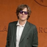 "Je sais qu’il avait honte" : Alex Lutz perd ses moyens et ne retient pas son émotion en évoquant son père et son influence sur sa carrière