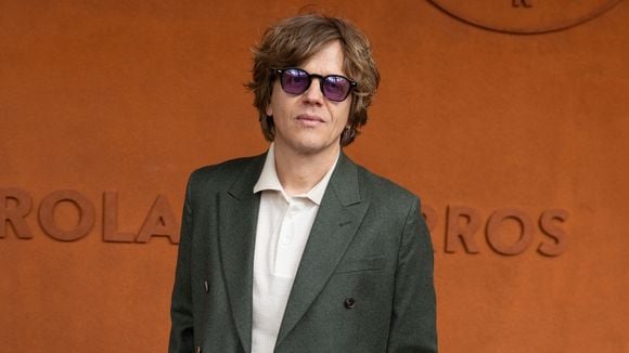 "Je sais qu’il avait honte" : Alex Lutz perd ses moyens et ne retient pas son émotion en évoquant son père et son influence sur sa carrière